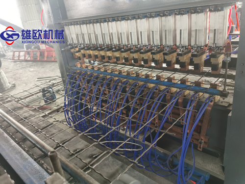 數(shù)控板自動(dòng)勾花網(wǎng)機(jī)械生產(chǎn)勾花網(wǎng)需要什么樣的潤